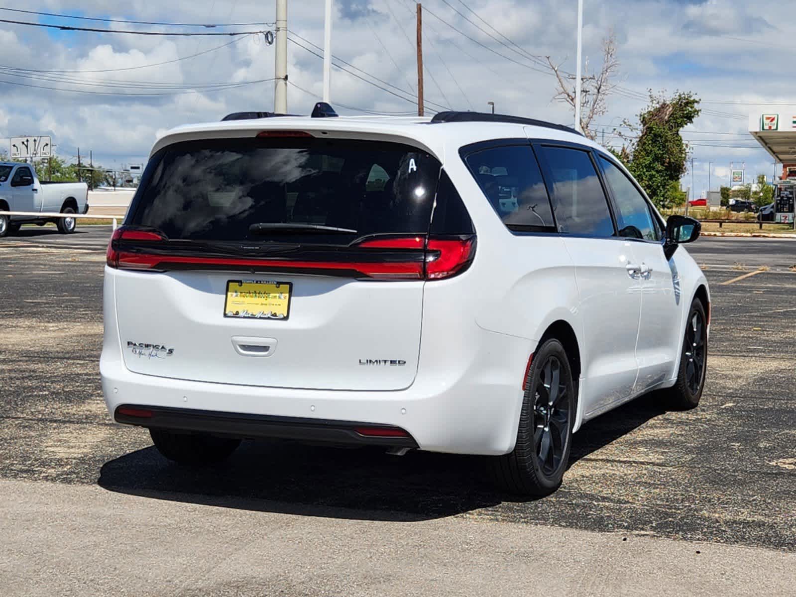 2024 Chrysler Pacifica Limited 3