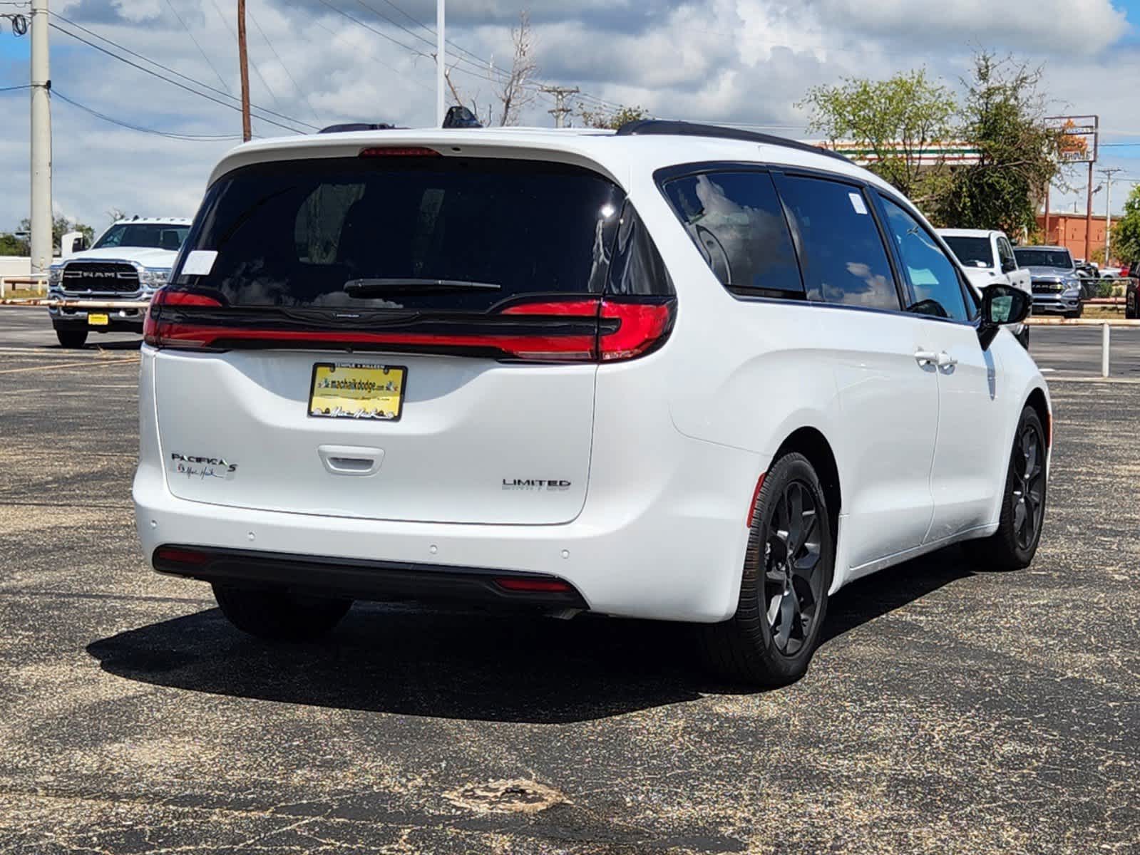 2024 Chrysler Pacifica Limited 3