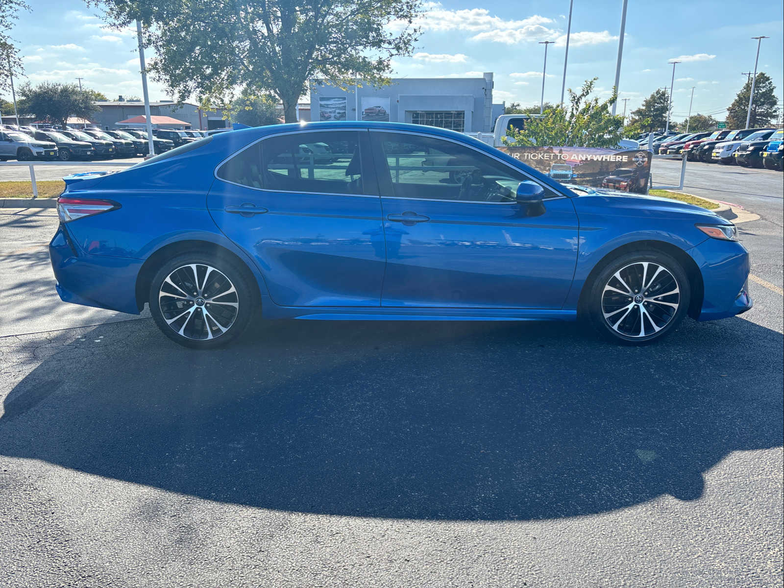 2019 Toyota Camry SE 2