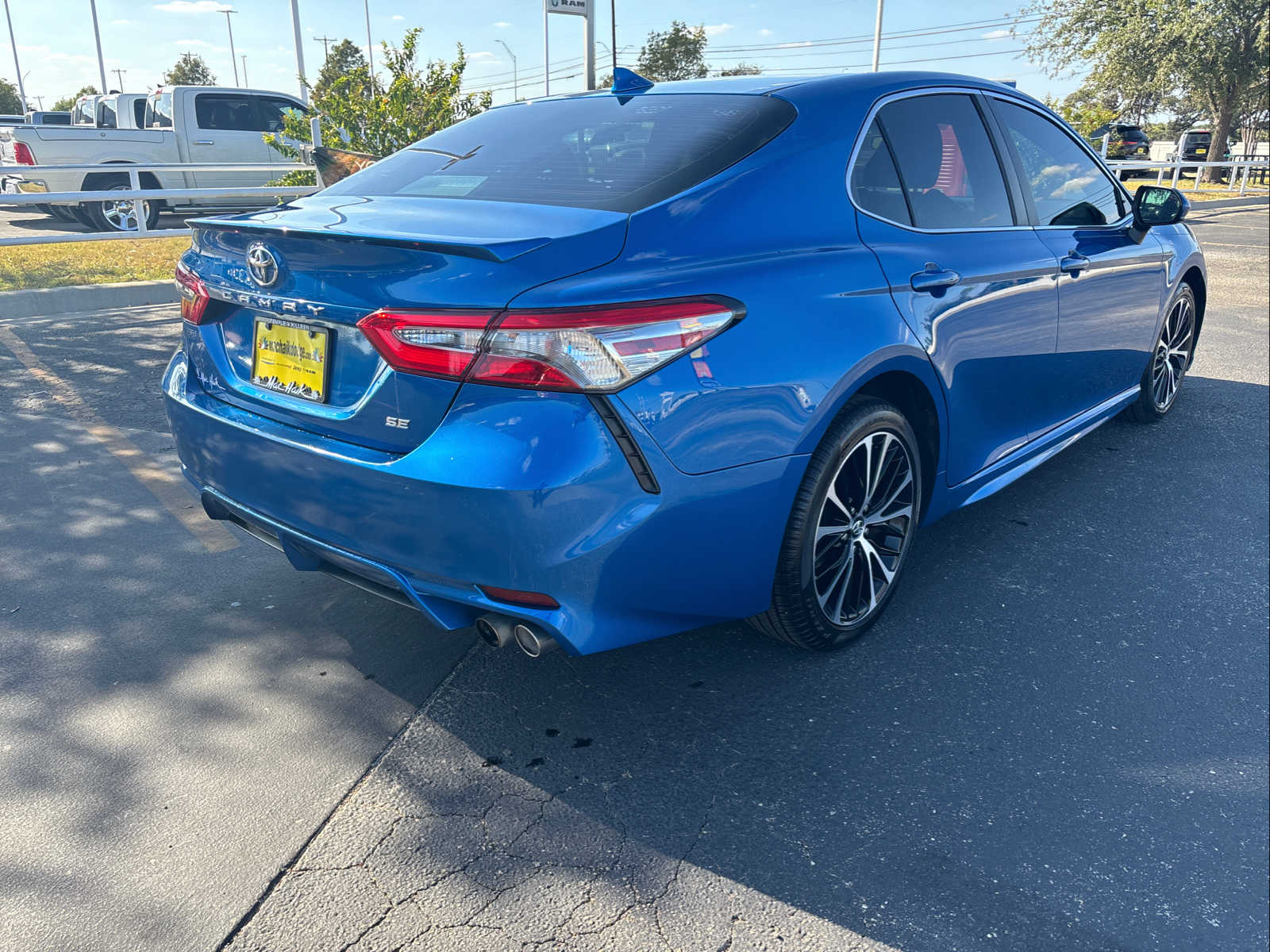 2019 Toyota Camry SE 3