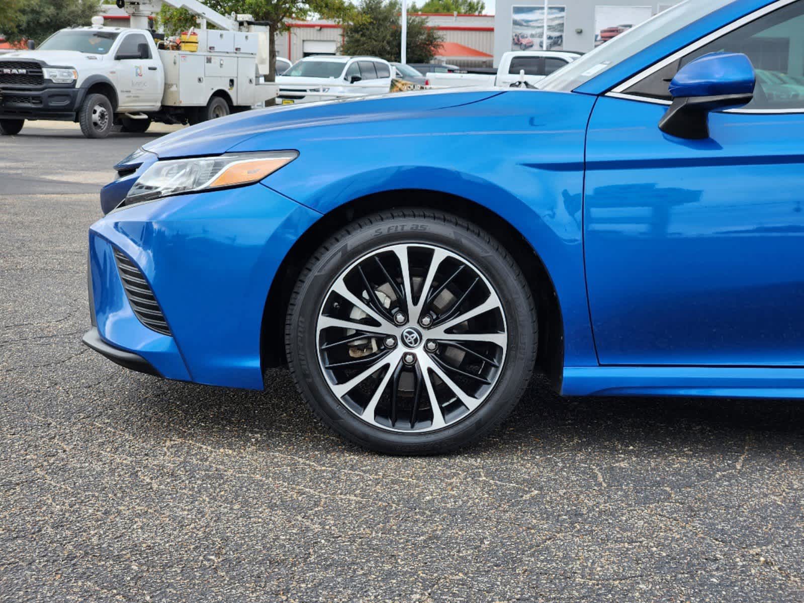 2019 Toyota Camry SE 18