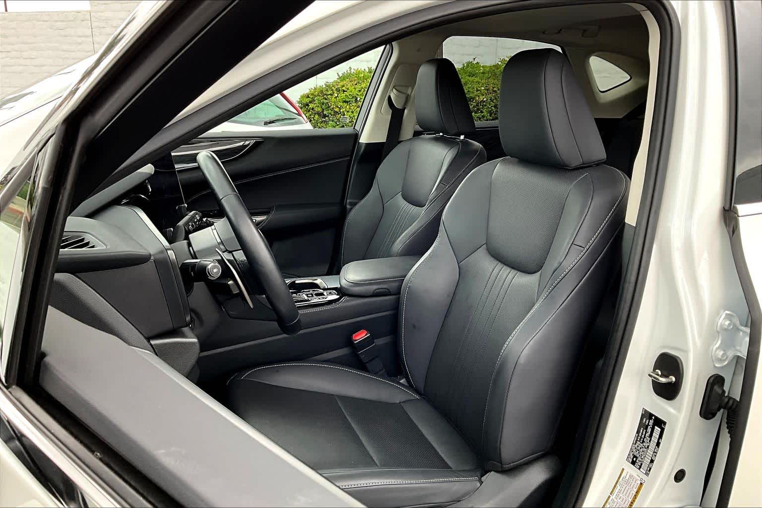 View vehicle photo 7