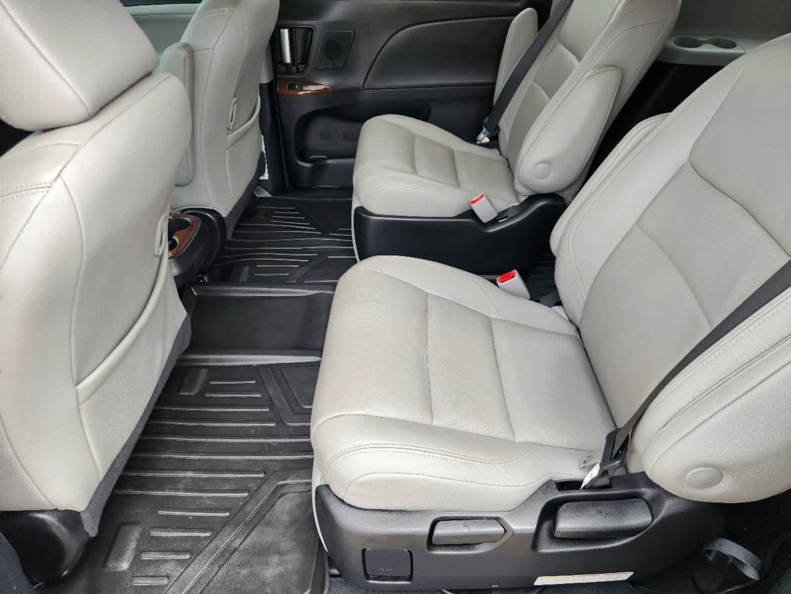 2018 Toyota Sienna Limited 29