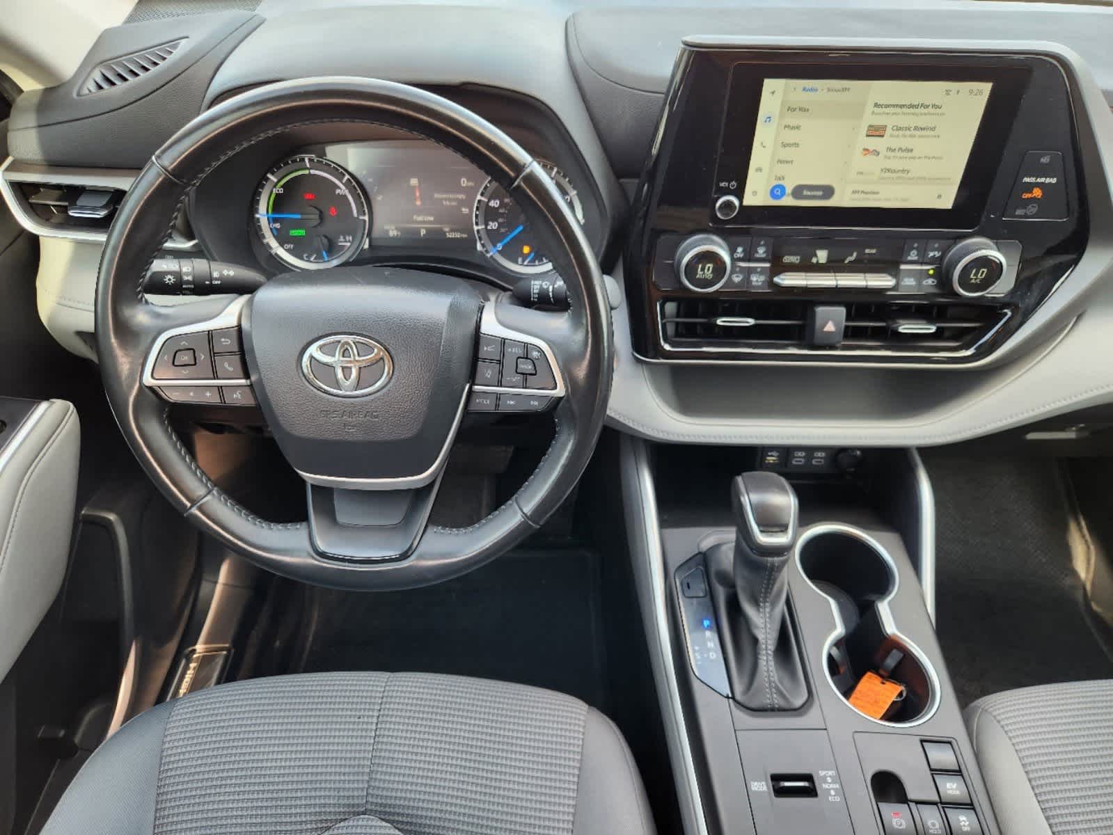 2023 Toyota Highlander Hybrid LE 24