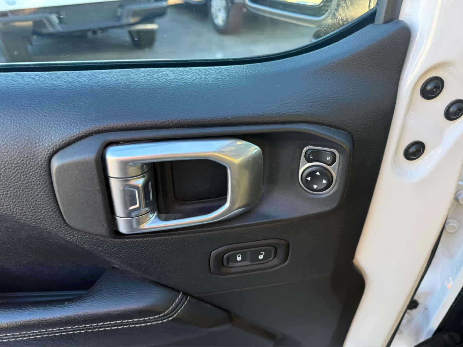 2018 Jeep Wrangler Unlimited Sahara - Bright White Clearcoat exterior view 8