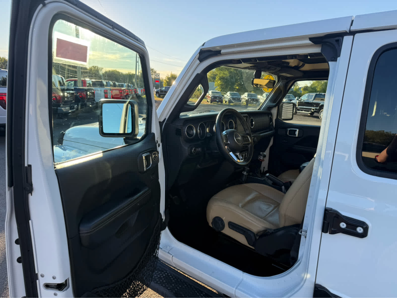 2018 Jeep Wrangler Unlimited Sahara - Bright White Clearcoat exterior view 7