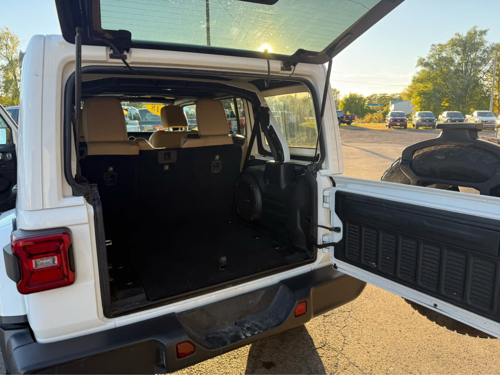2018 Jeep Wrangler Unlimited Sahara - Bright White Clearcoat exterior view 19