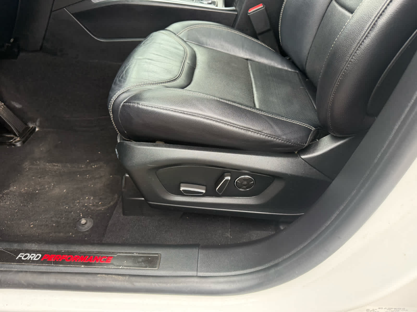 2020 Ford Explorer ST - Star White Metallic Tri-Coat exterior view 9