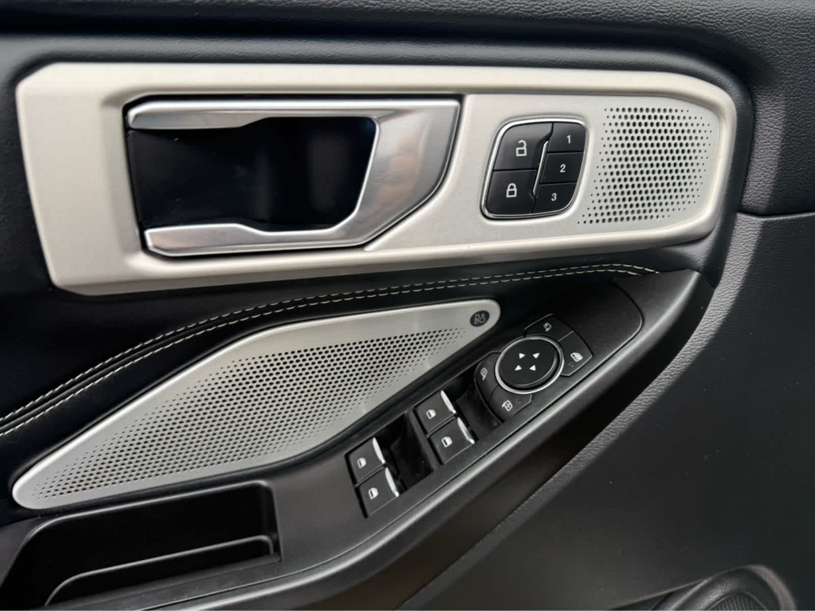 2020 Ford Explorer ST - Star White Metallic Tri-Coat exterior view 8