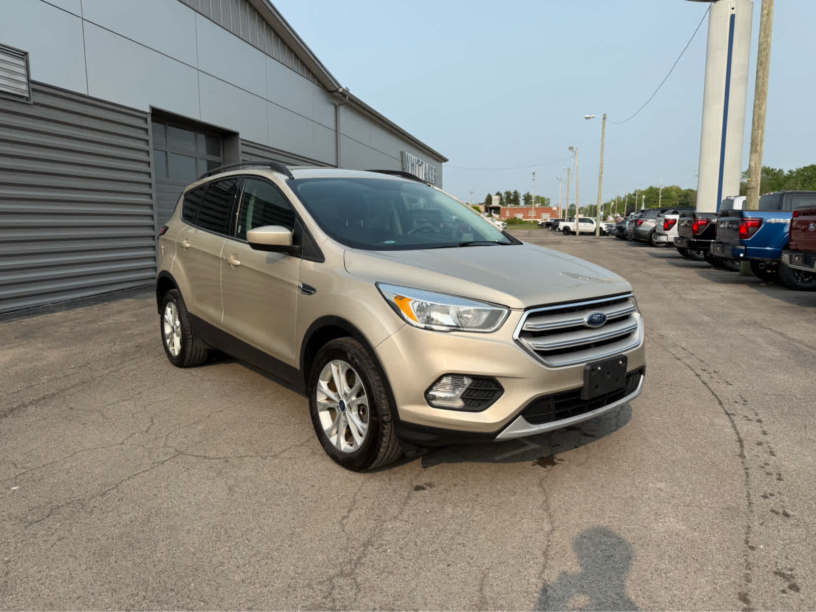 2018 Ford Escape SE - White Gold Metallic exterior view 2