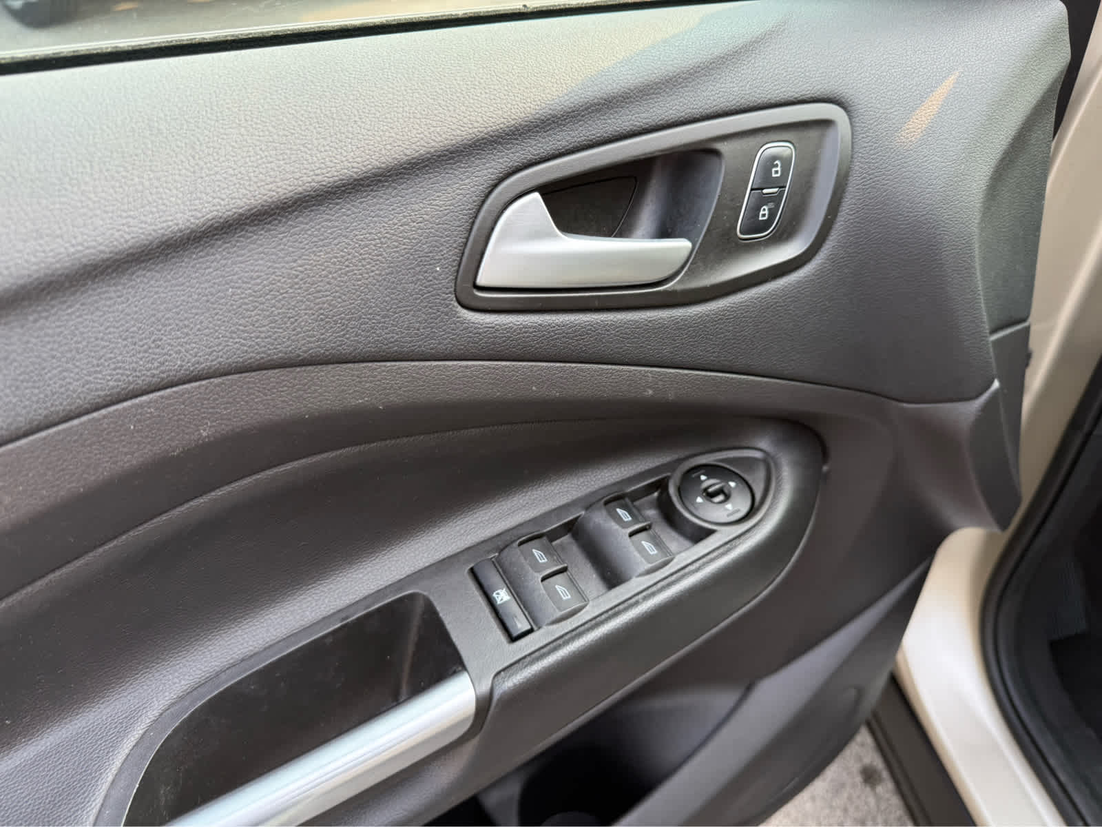 2018 Ford Escape SE - White Gold Metallic exterior view 7