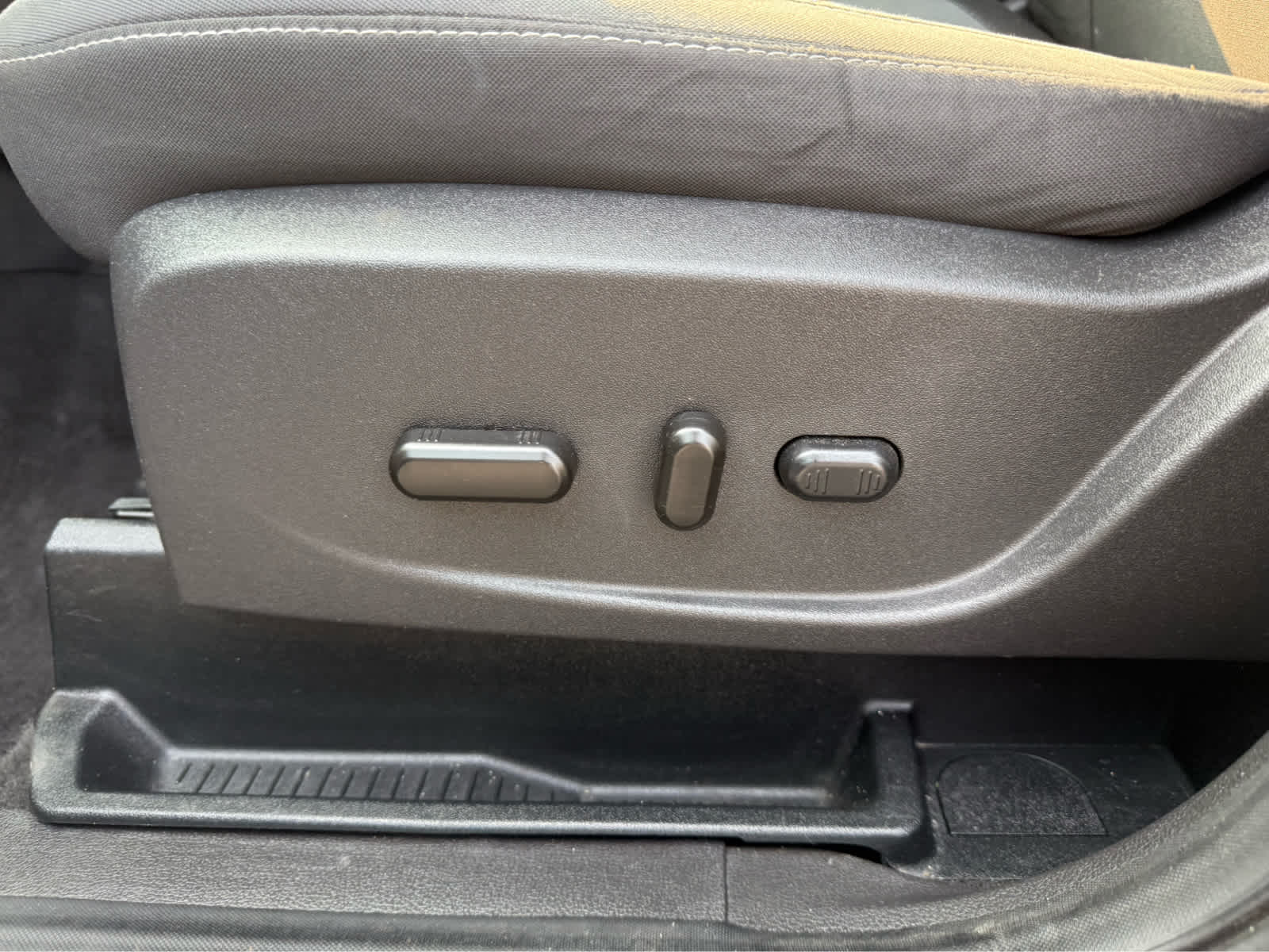 2018 Ford Escape SE - White Gold Metallic exterior view 8