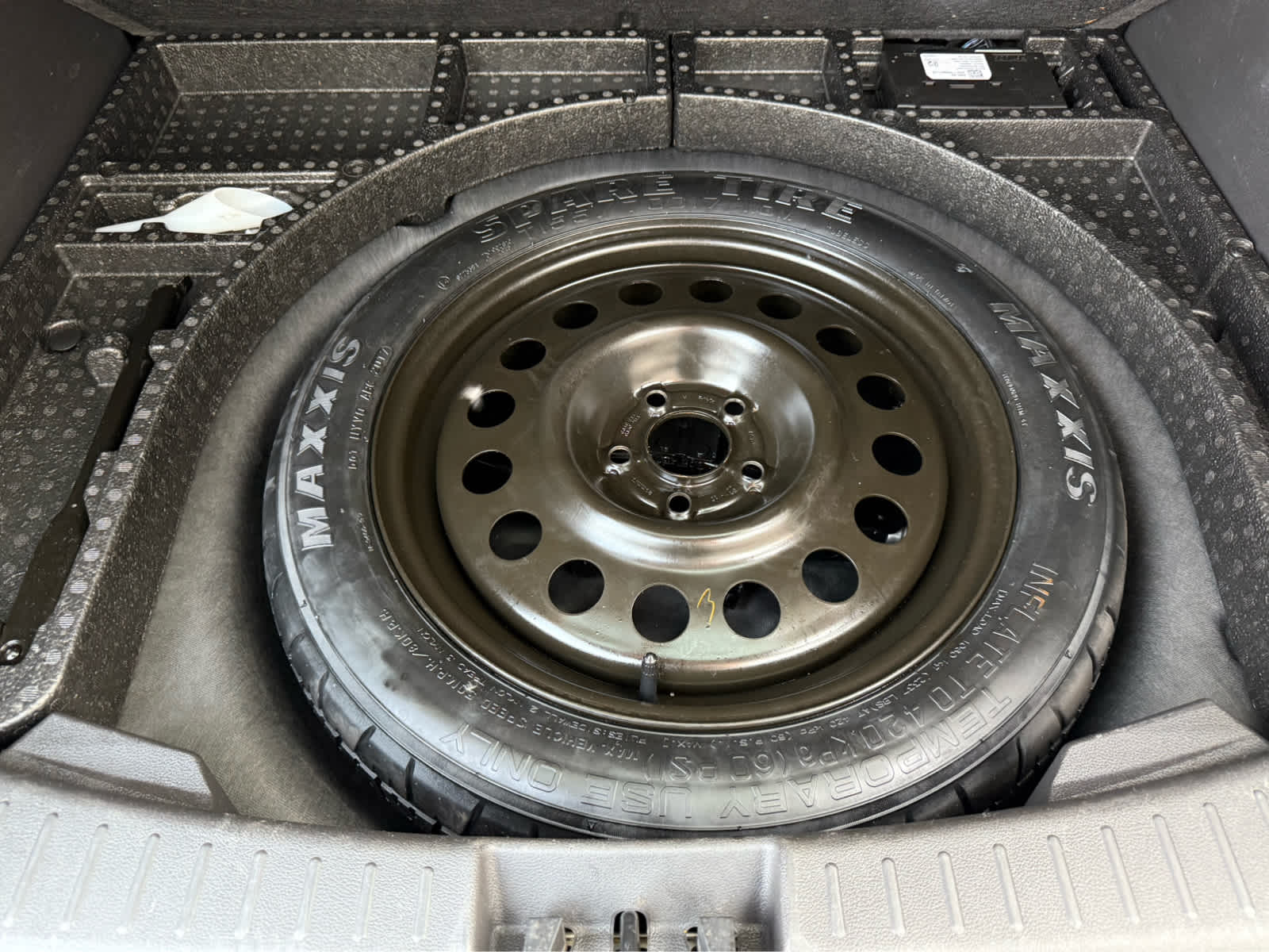 2018 Ford Escape SE - White Gold Metallic exterior view 19