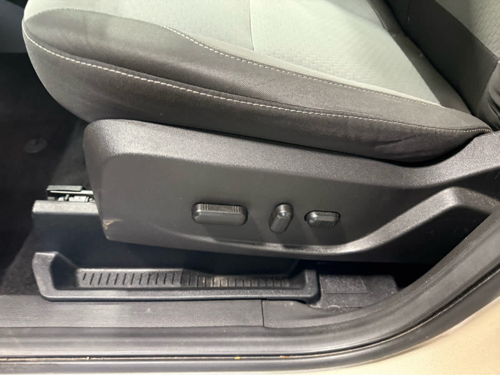 2018 Ford Escape SE - White Gold Metallic exterior view 8