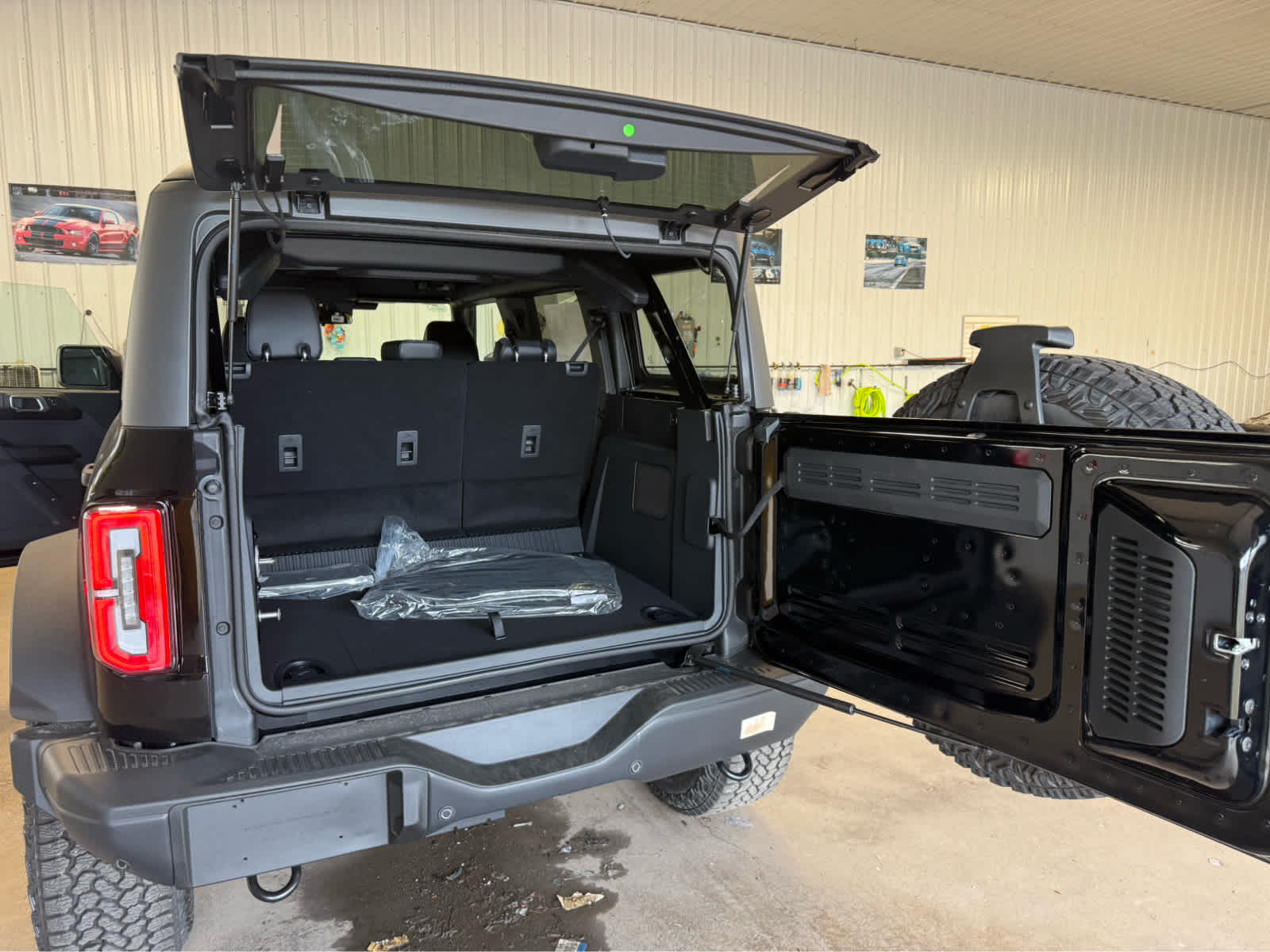 2026 Ford Bronco Badlands - Shadow Black exterior view 20