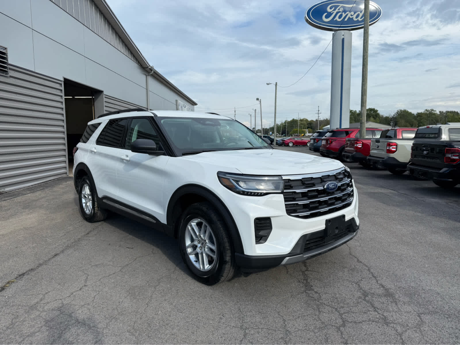2025 Ford Explorer Active - Star White Metallic Tri-Coat exterior view 2