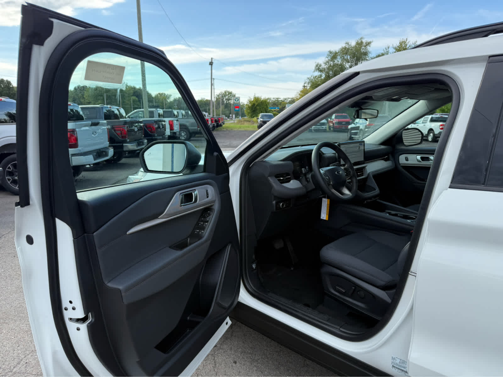 2025 Ford Explorer Active - Star White Metallic Tri-Coat exterior view 7