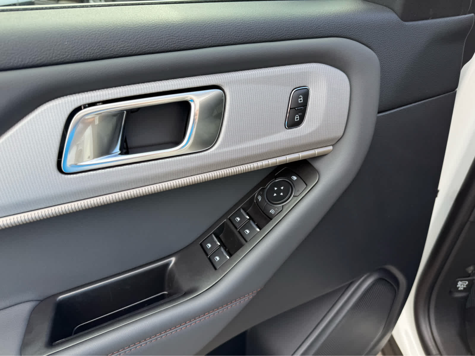 2025 Ford Explorer Active - Star White Metallic Tri-Coat exterior view 8