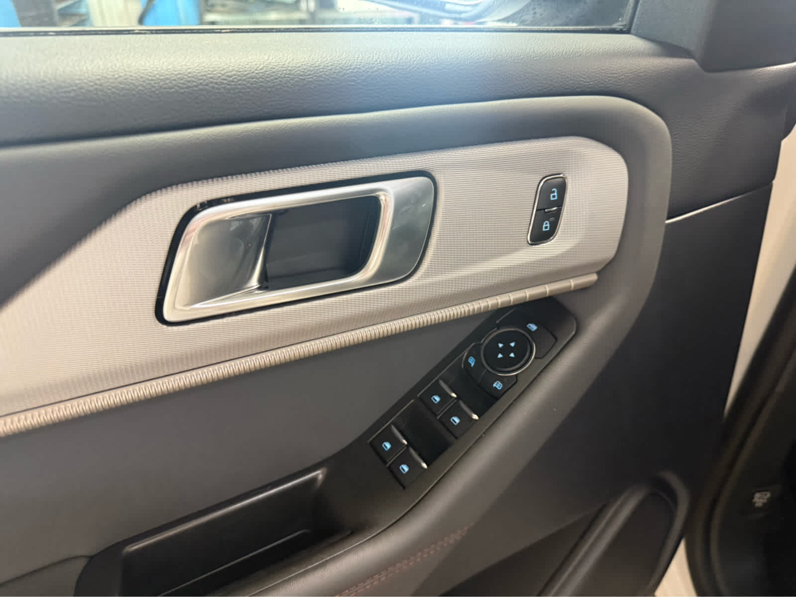 2025 Ford Explorer Active - Star White Metallic Tri-Coat exterior view 8