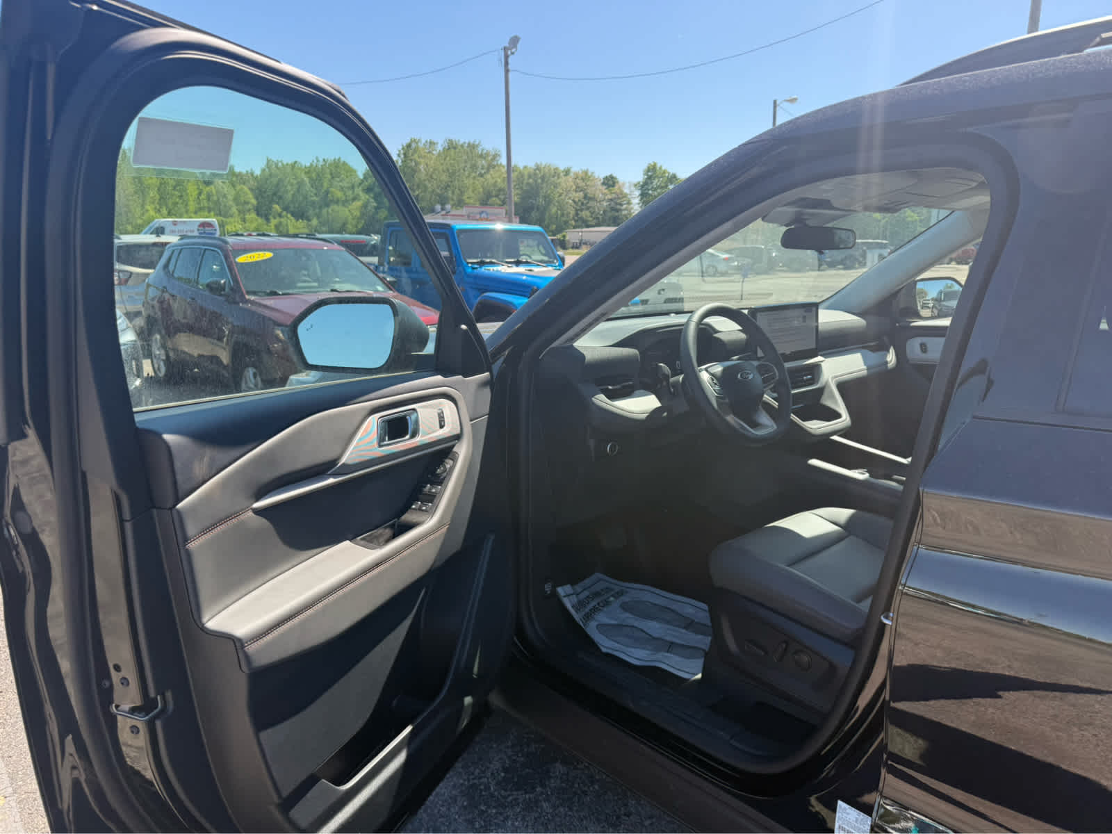 2026 Ford Explorer Active w/200A Pkg - Agate Black Metallic exterior view 7