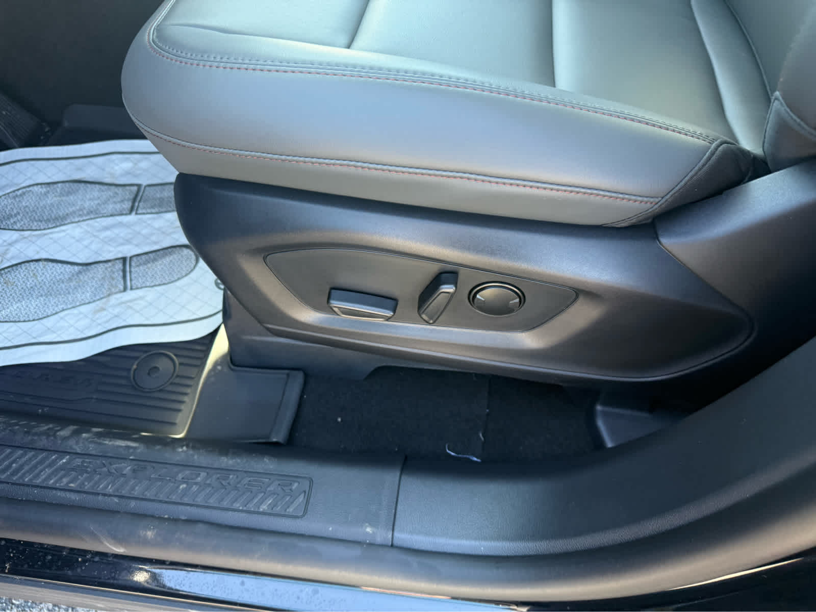 2026 Ford Explorer Active w/200A Pkg - Agate Black Metallic exterior view 9