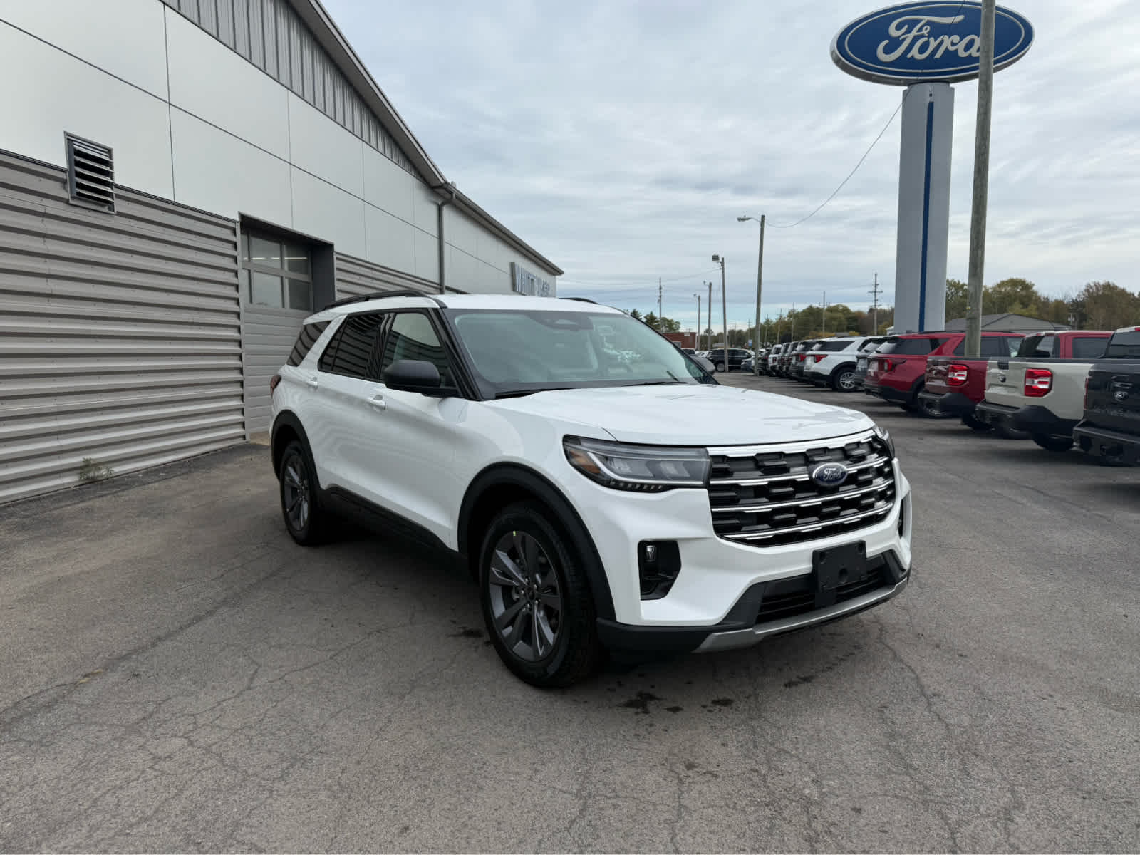 2026 Ford Explorer Active w/100A Pkg - Star White Metallic Tri-Coat exterior view 2