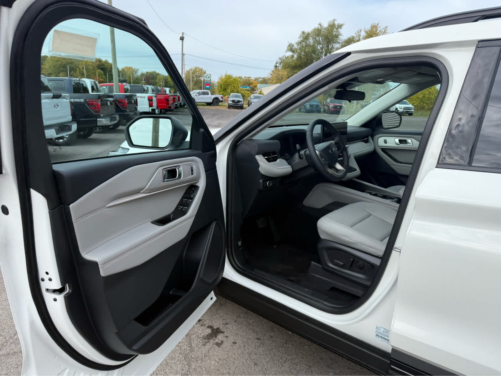 2026 Ford Explorer Active w/100A Pkg - Star White Metallic Tri-Coat exterior view 7