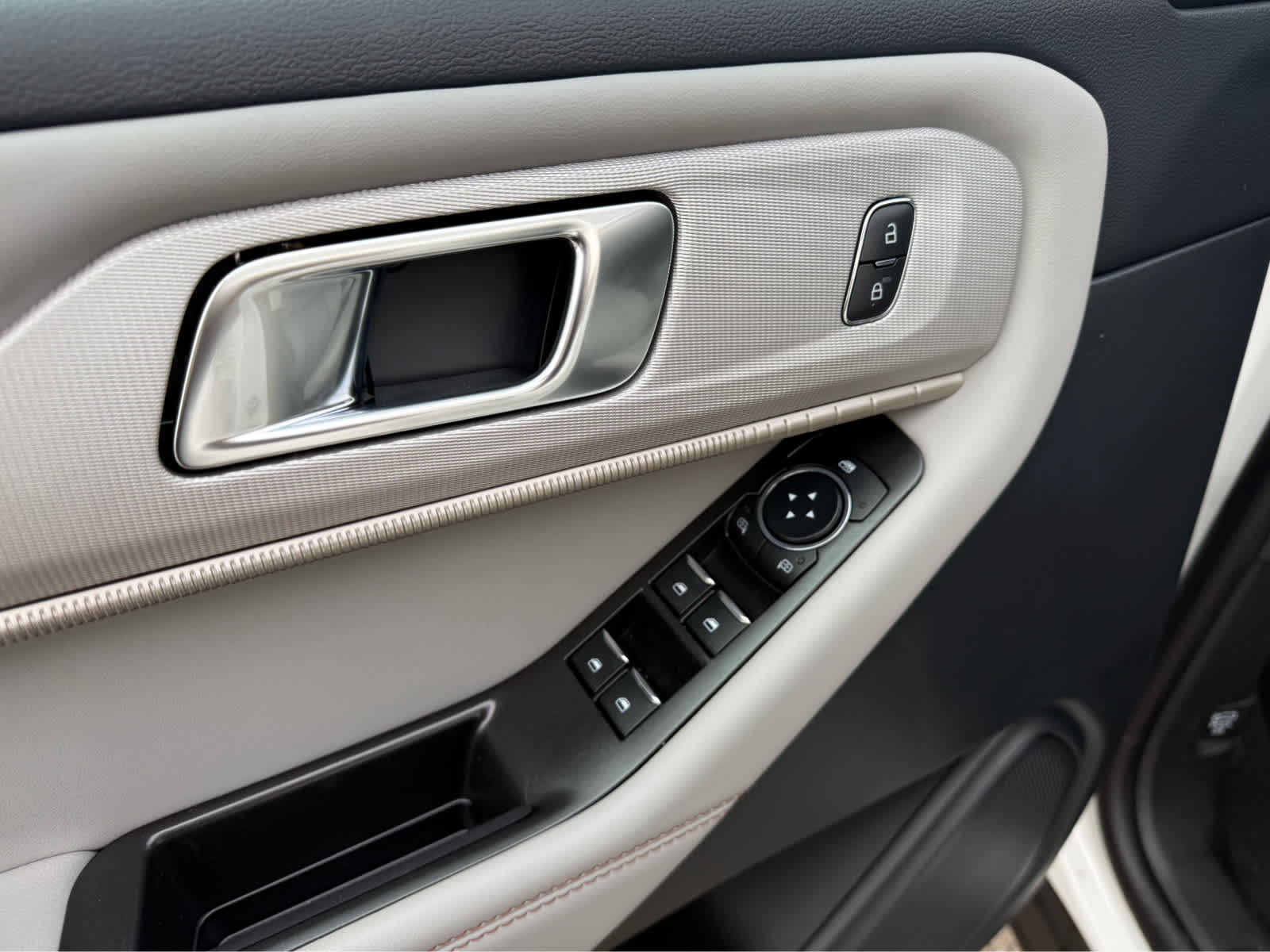 2026 Ford Explorer Active w/100A Pkg - Star White Metallic Tri-Coat exterior view 8