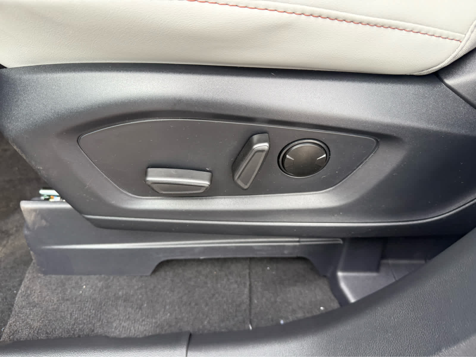 2026 Ford Explorer Active w/100A Pkg - Star White Metallic Tri-Coat exterior view 9