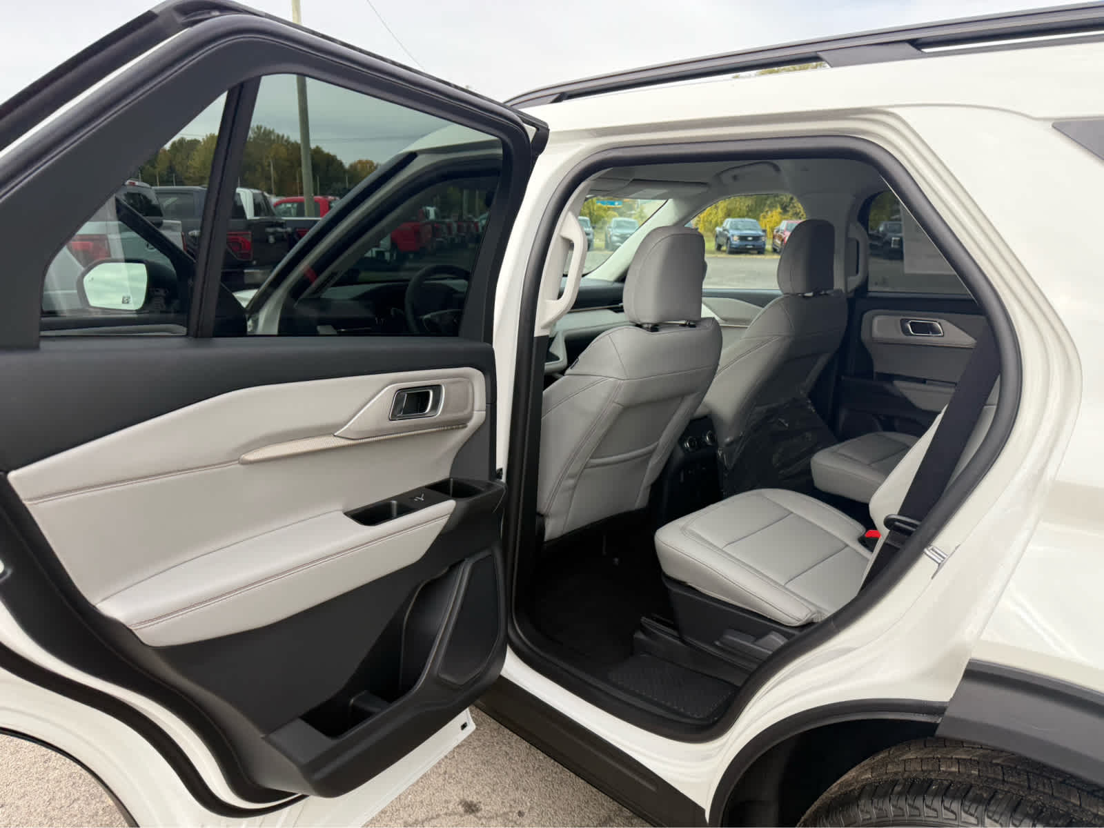 2026 Ford Explorer Active w/100A Pkg - Star White Metallic Tri-Coat exterior view 16
