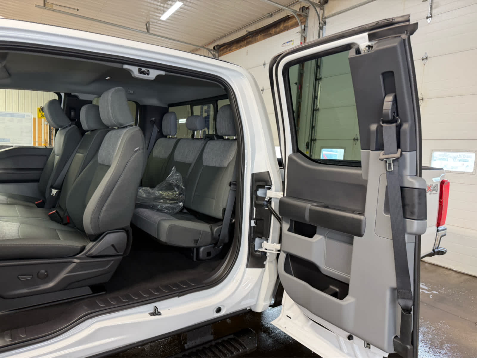 2026 Ford Super Duty F-250 SRW XLT - Oxford White exterior view 20