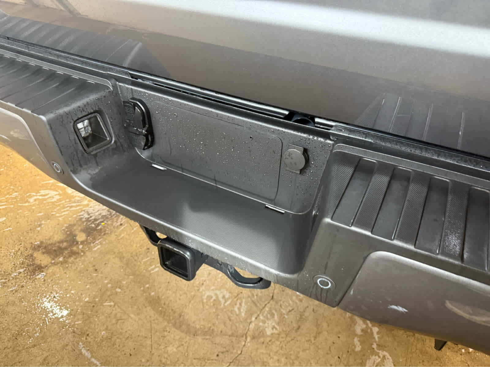 2026 Ford Super Duty F-250 SRW LARIAT - Carbonized Gray Metallic exterior view 8