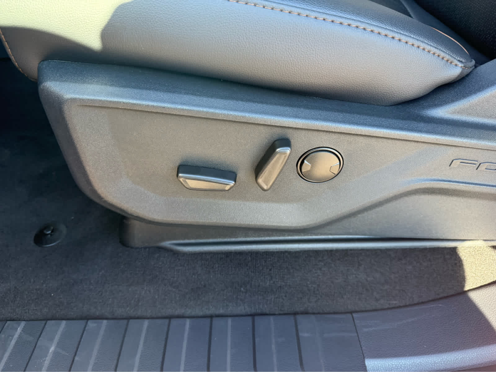 2026 Ford Super Duty F-350 SRW LARIAT - Ruby Red Metallic Tinted Clearcoat exterior view 13