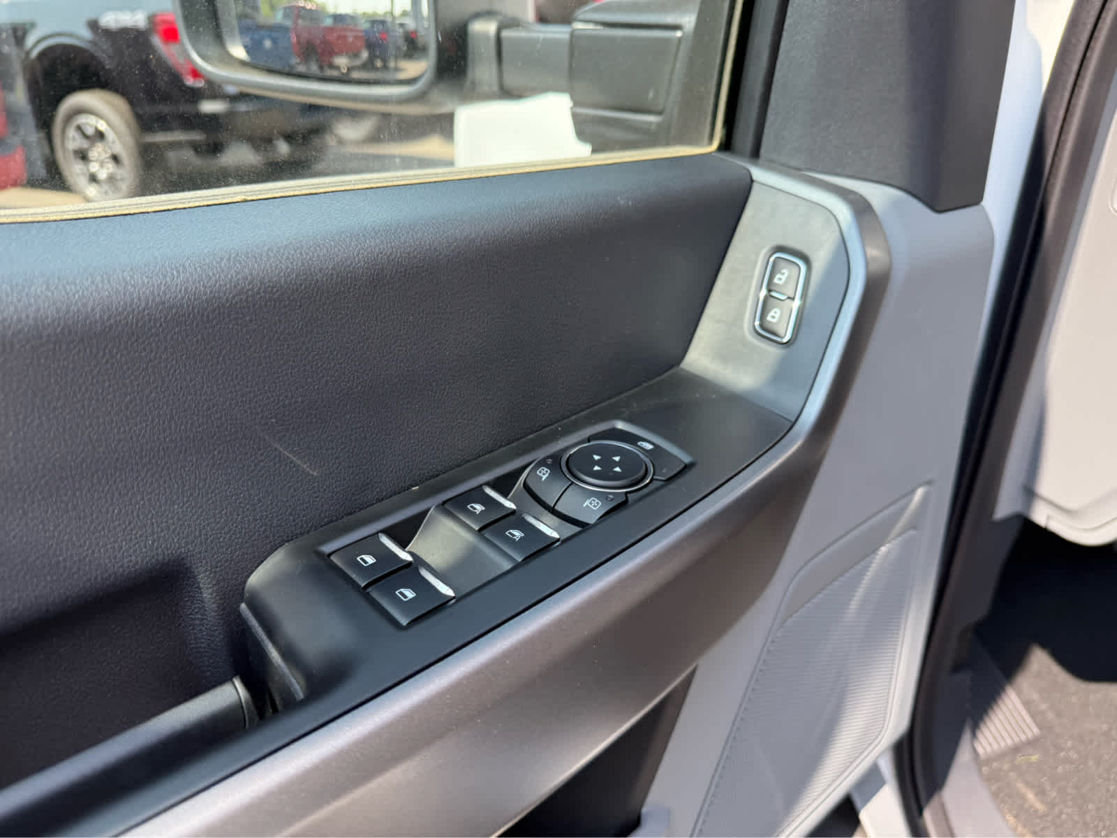 2025 Ford Super Duty F-350 SRW XL - Oxford White exterior view 11