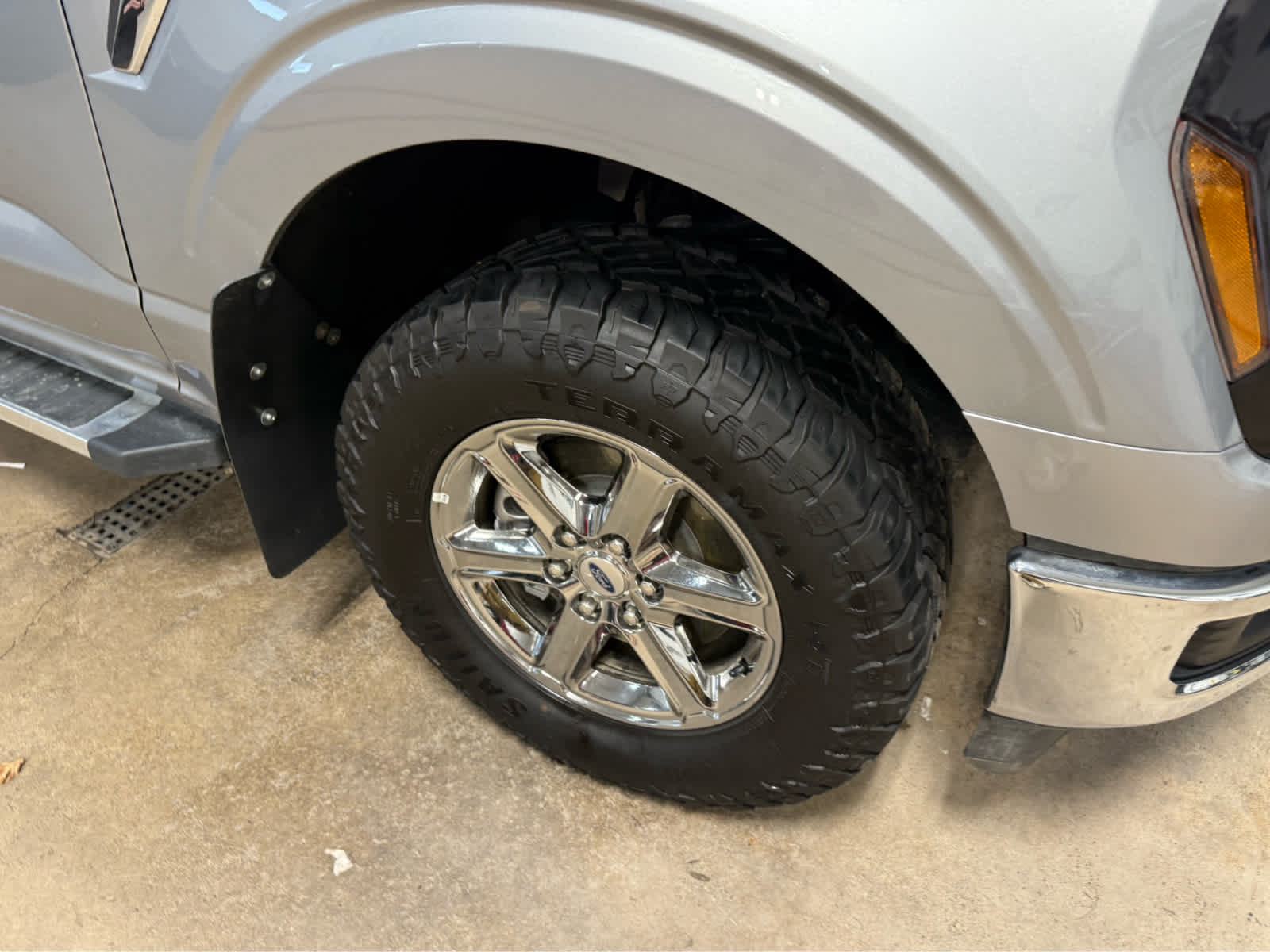 2025 Ford F-150 XLT - Iconic Silver Metallic exterior view 4