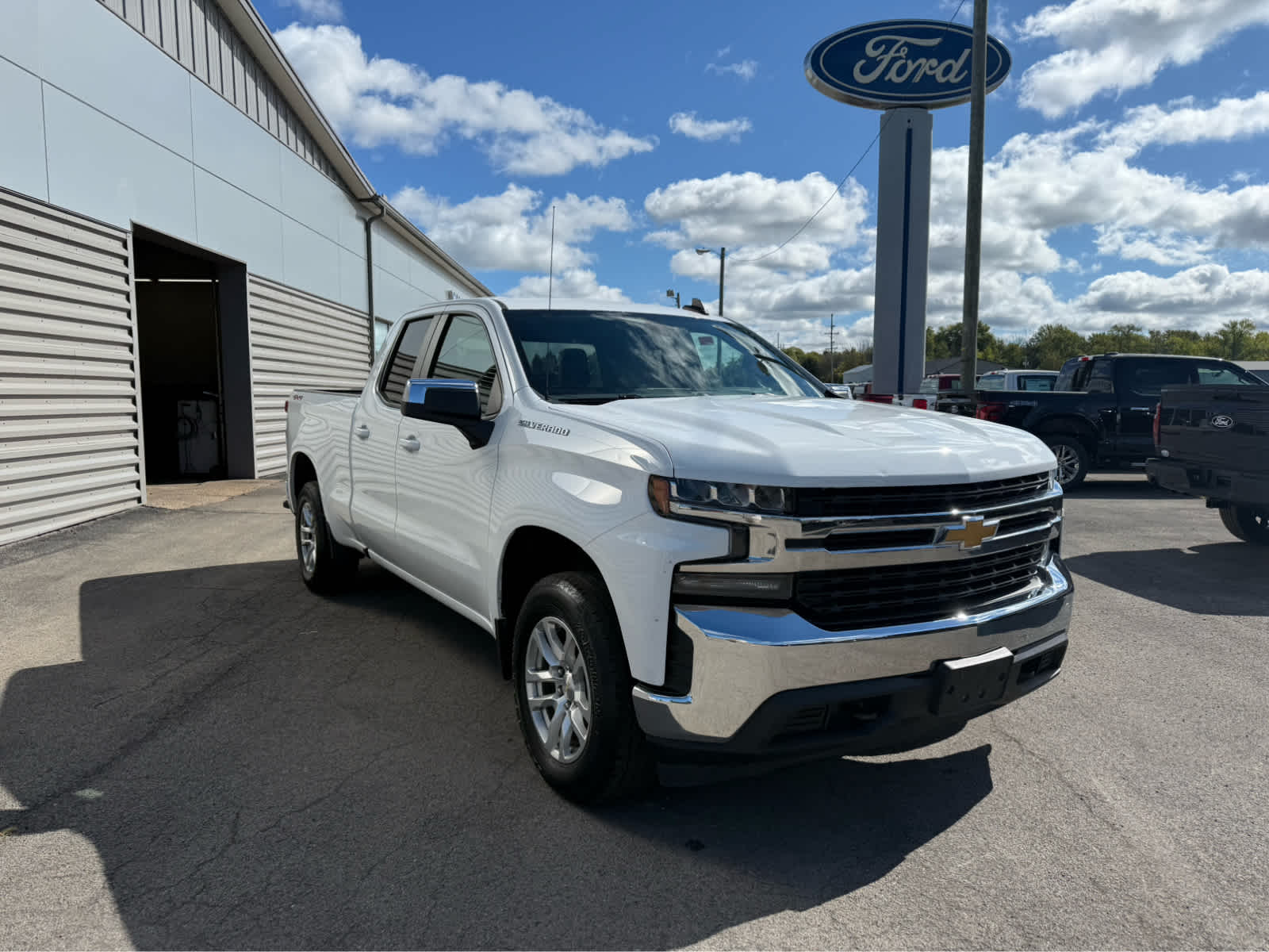 2019 Chevrolet Silverado 1500 LT - Summit White exterior view 2
