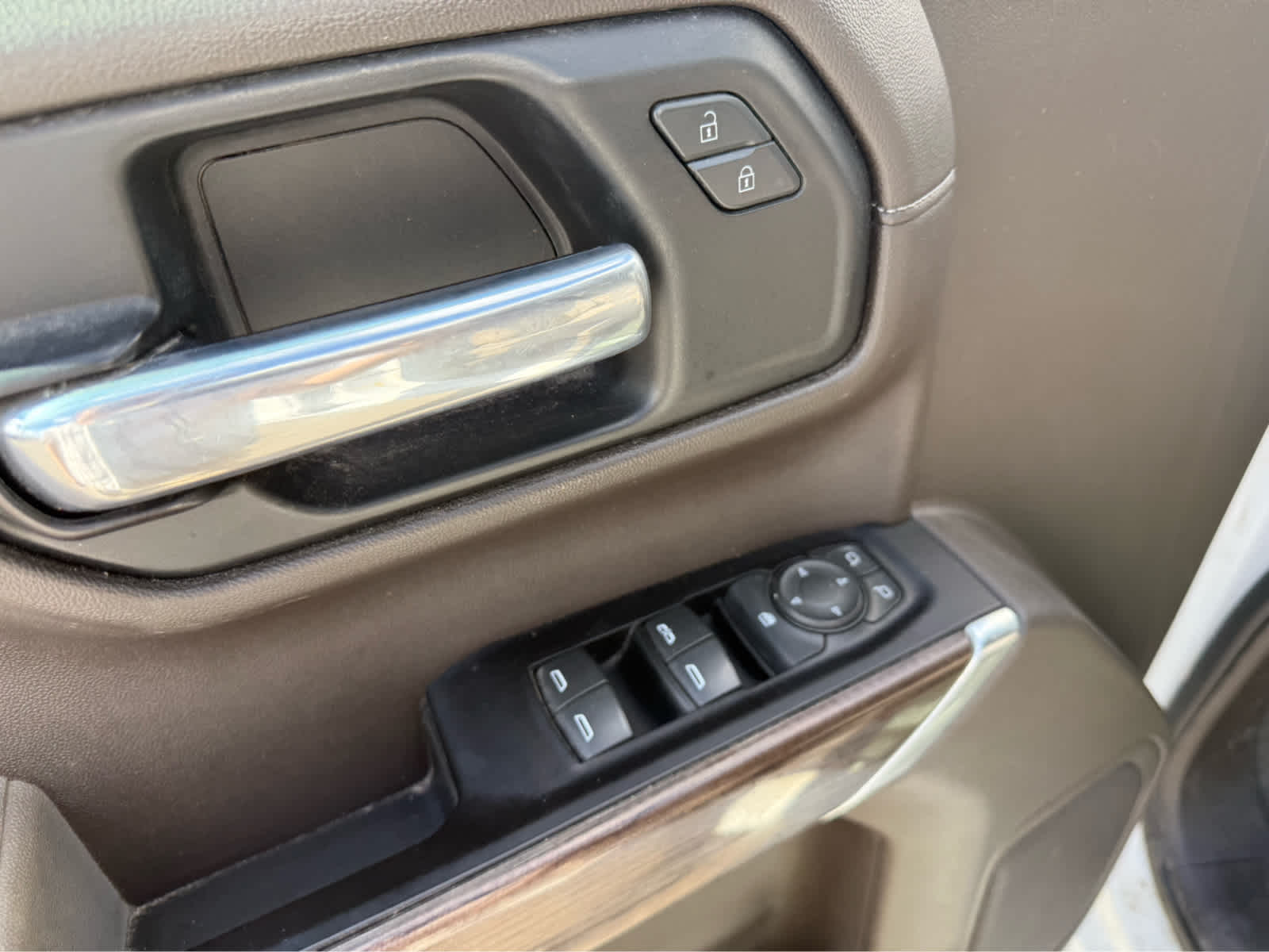 2019 Chevrolet Silverado 1500 LT - Summit White exterior view 9