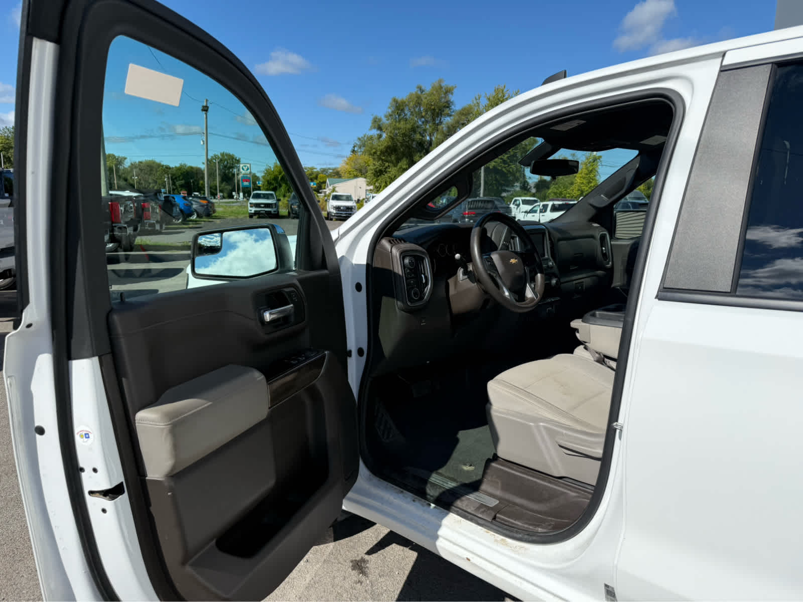 2019 Chevrolet Silverado 1500 LT - Summit White exterior view 8