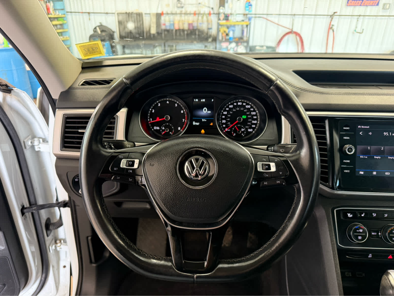 2018 Volkswagen Atlas 3.6L V6 SE - WHITE exterior view 9