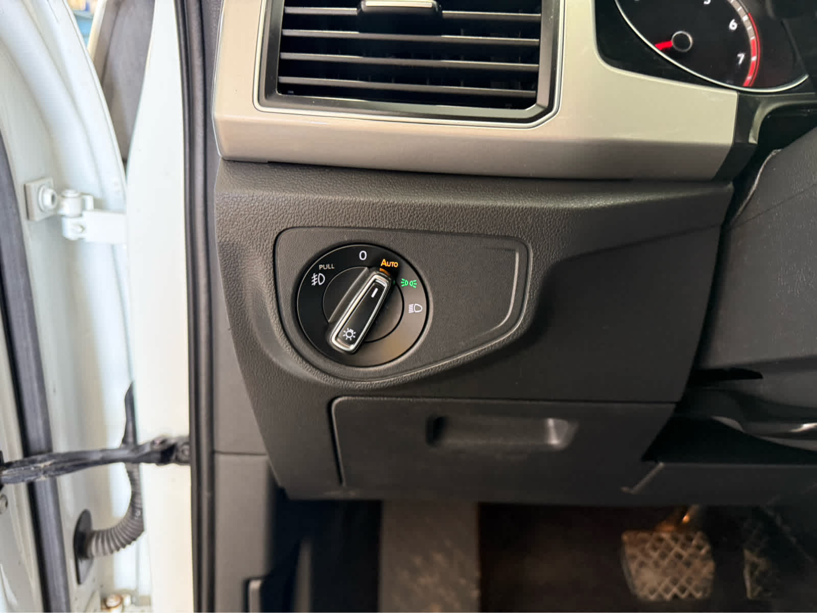 2018 Volkswagen Atlas 3.6L V6 SE - WHITE exterior view 11