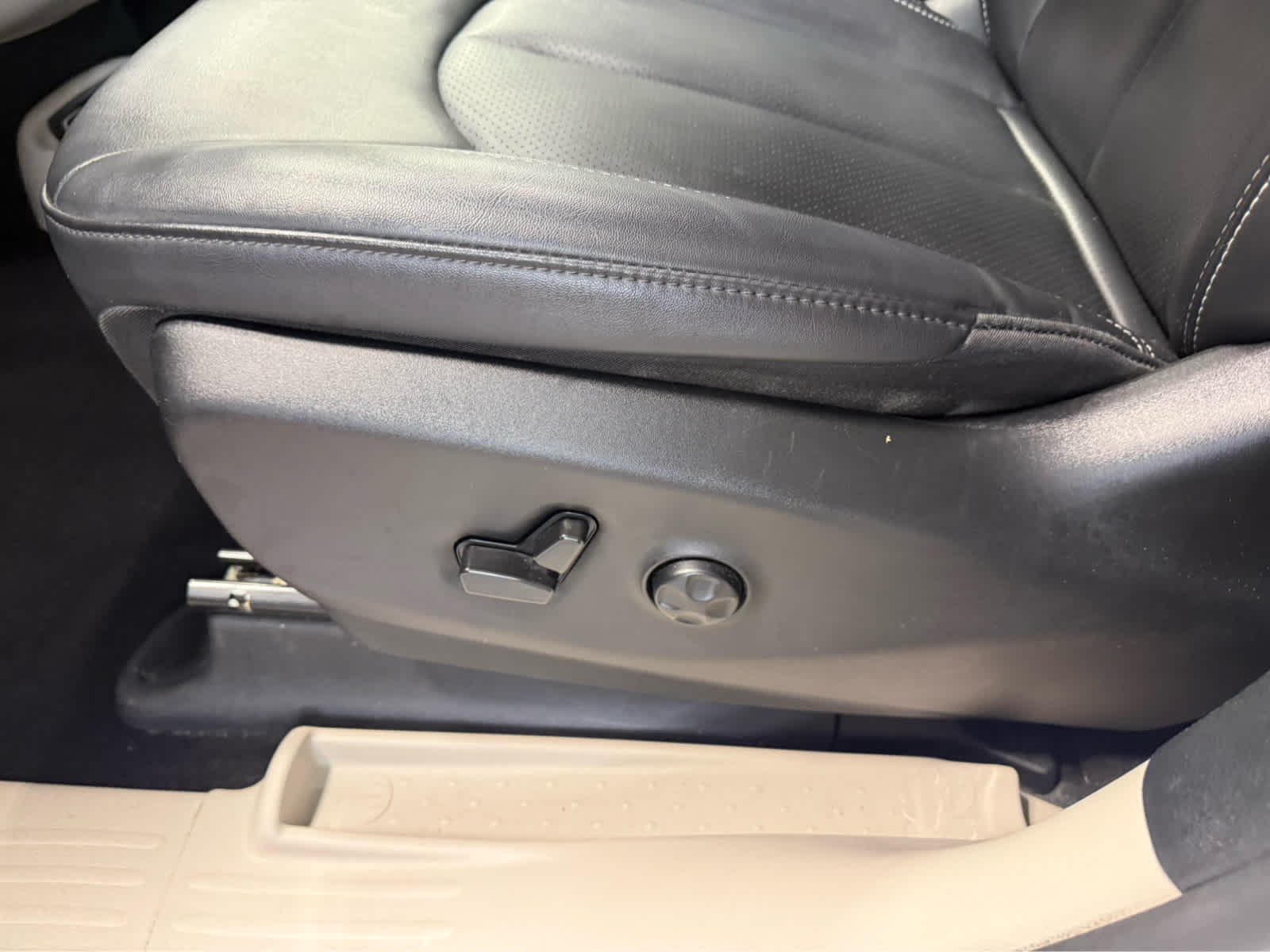 2024 Chrysler Pacifica Touring L - Bright White Clearcoat exterior view 8