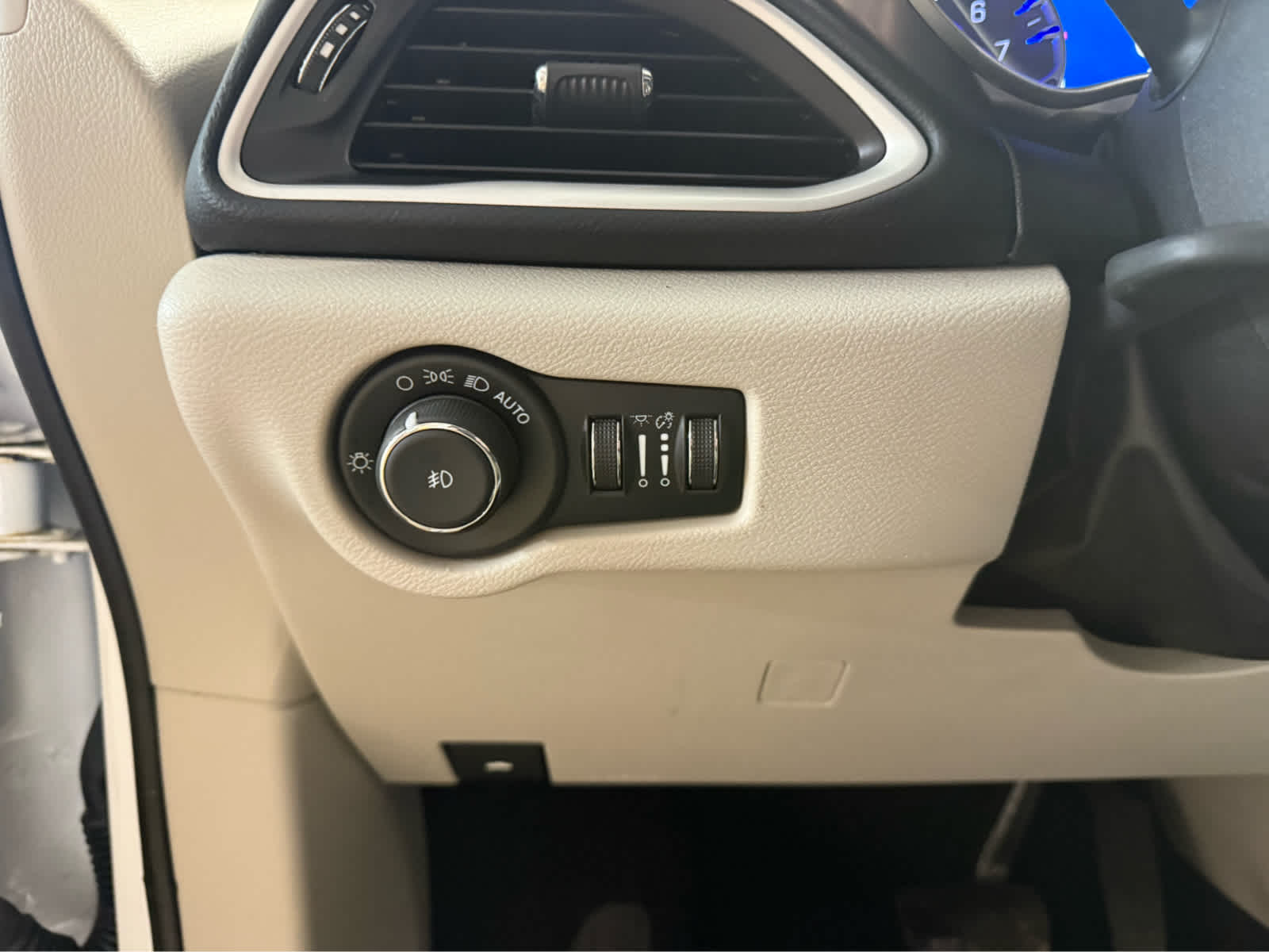 2024 Chrysler Pacifica Touring L - Bright White Clearcoat exterior view 11