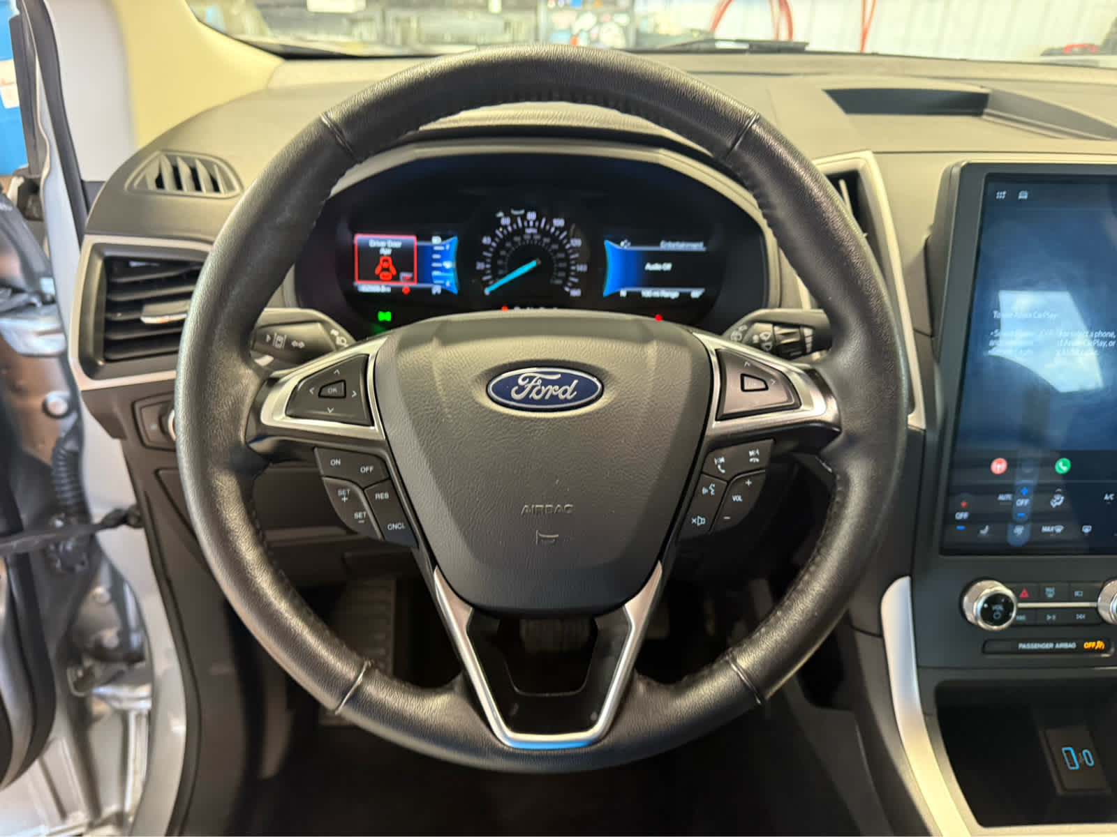 2024 Ford Edge SEL - Iconic Silver Metallic exterior view 9