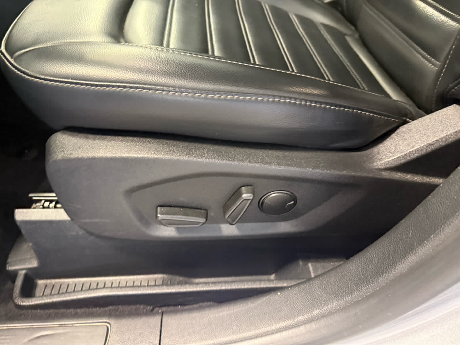 2024 Ford Edge SEL - Iconic Silver Metallic exterior view 8