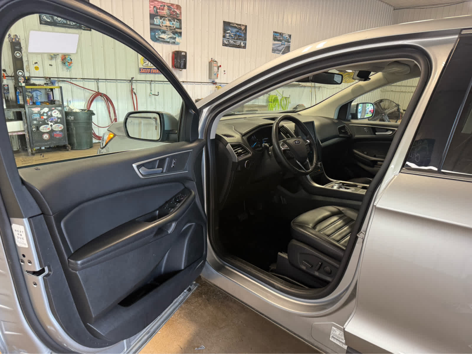 2024 Ford Edge SEL - Iconic Silver Metallic exterior view 6