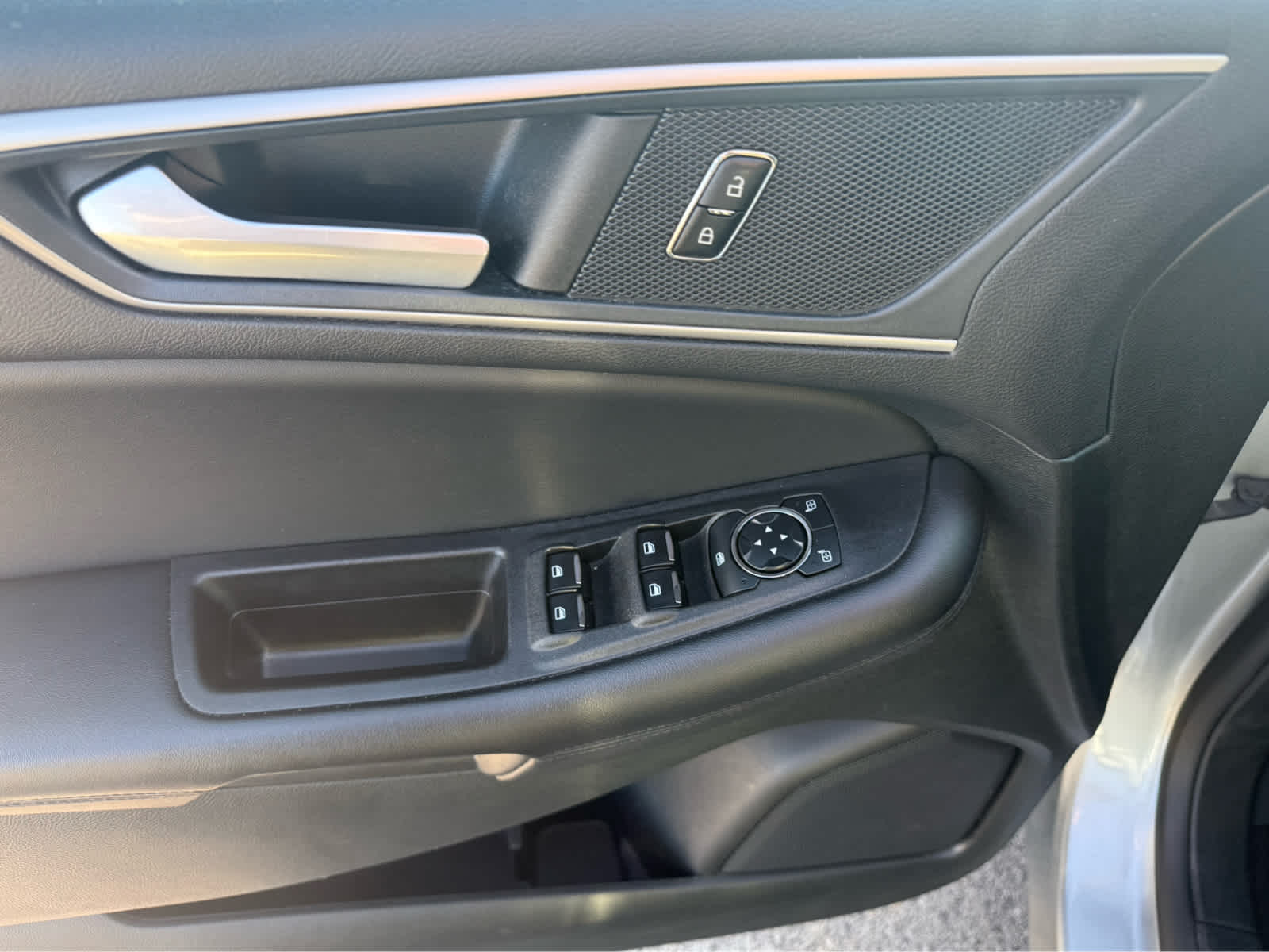 2023 Ford Edge SEL - Iconic Silver Metallic exterior view 7