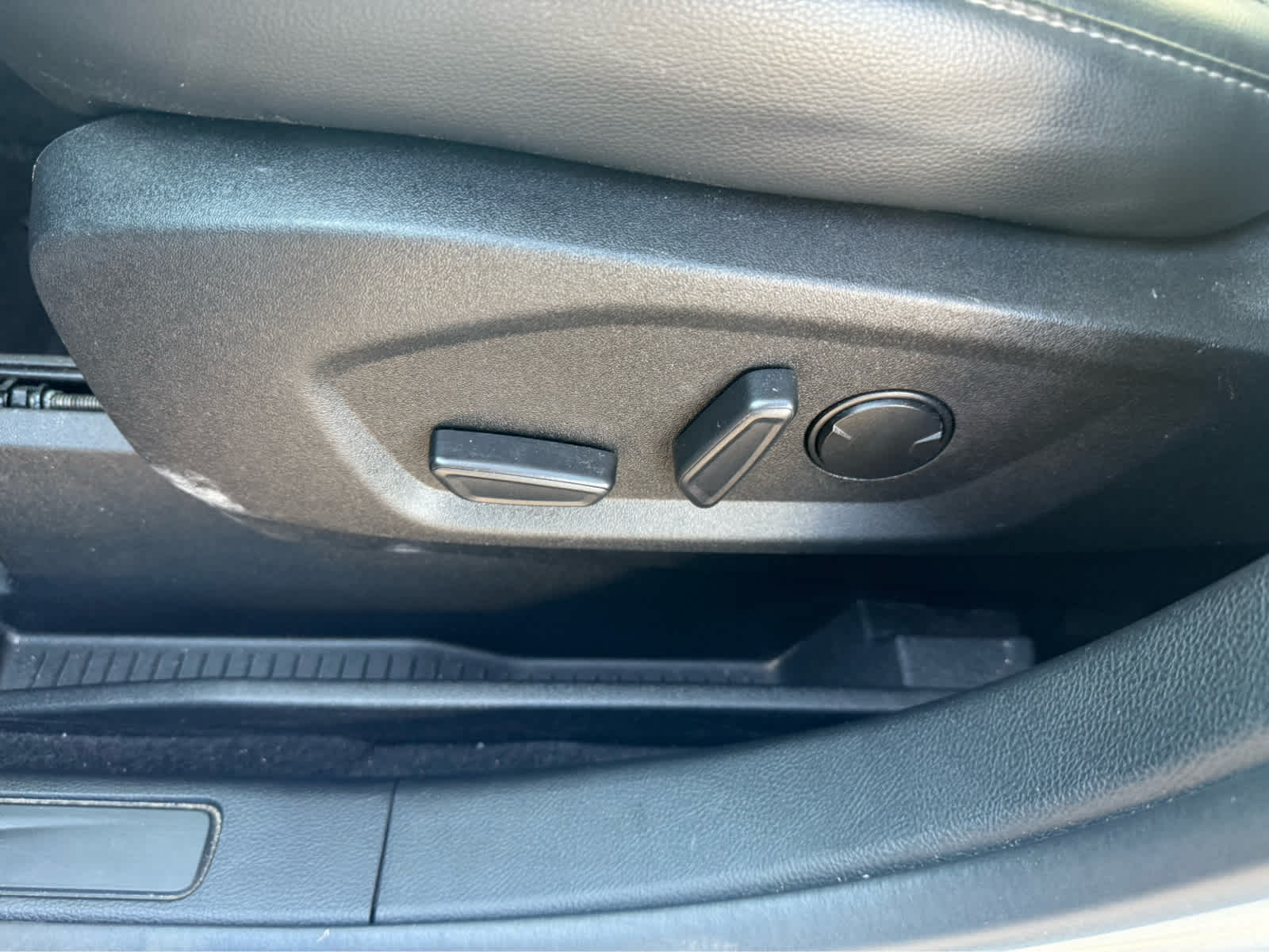 2023 Ford Edge SEL - Iconic Silver Metallic exterior view 8