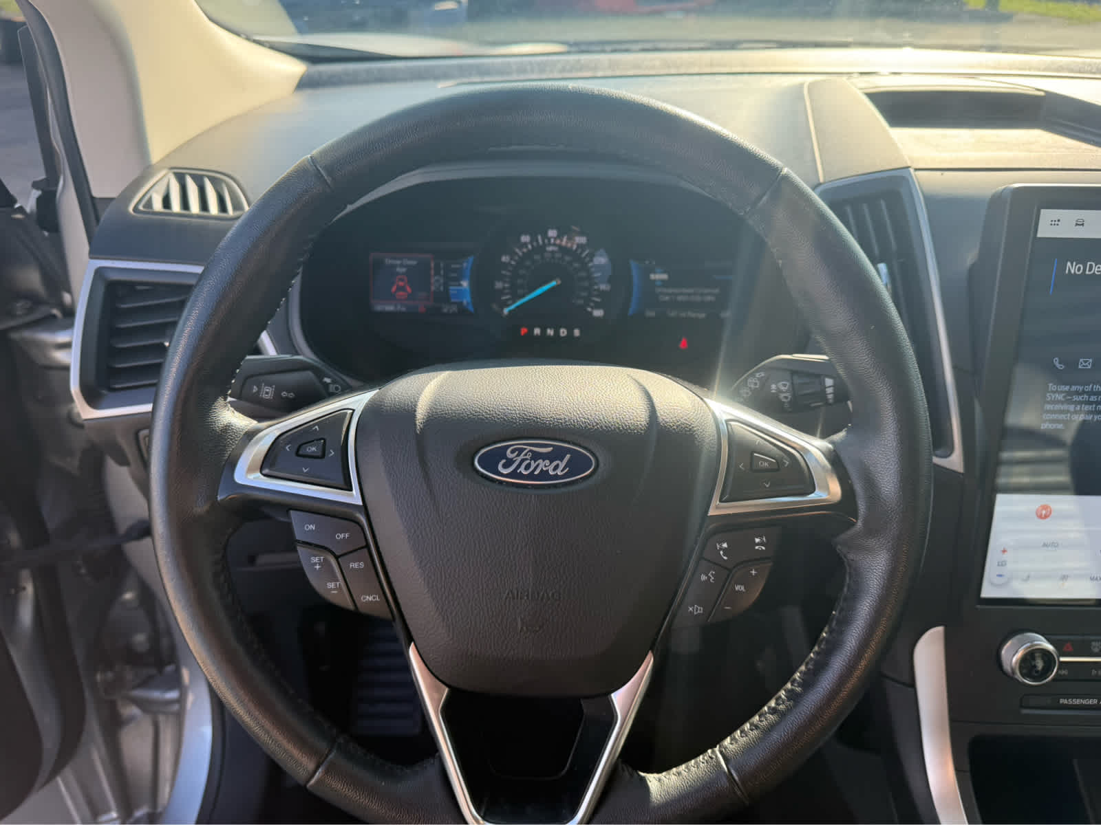 2023 Ford Edge SEL - Iconic Silver Metallic exterior view 9