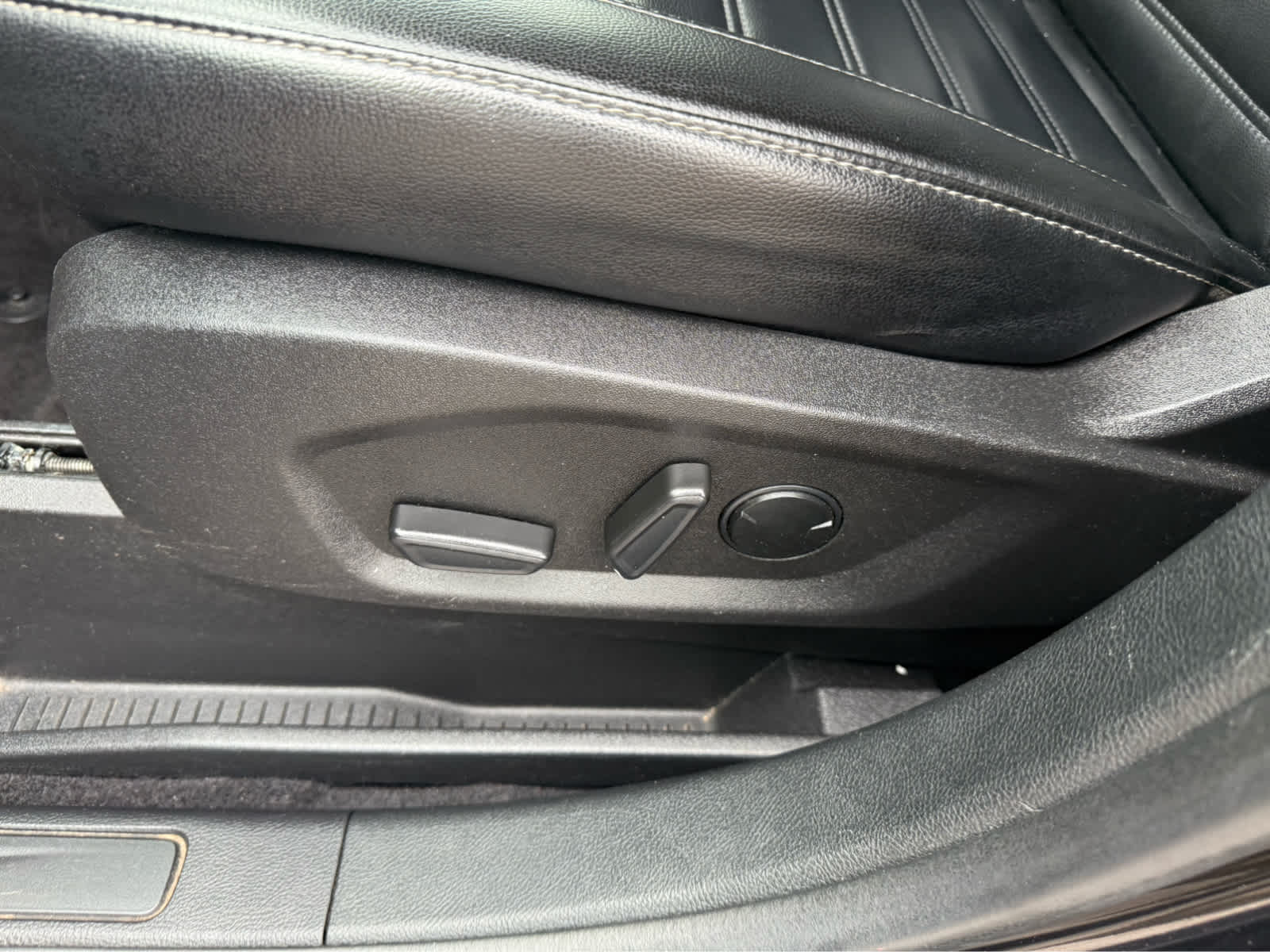 2023 Ford Edge SEL - Agate Black Metallic exterior view 8