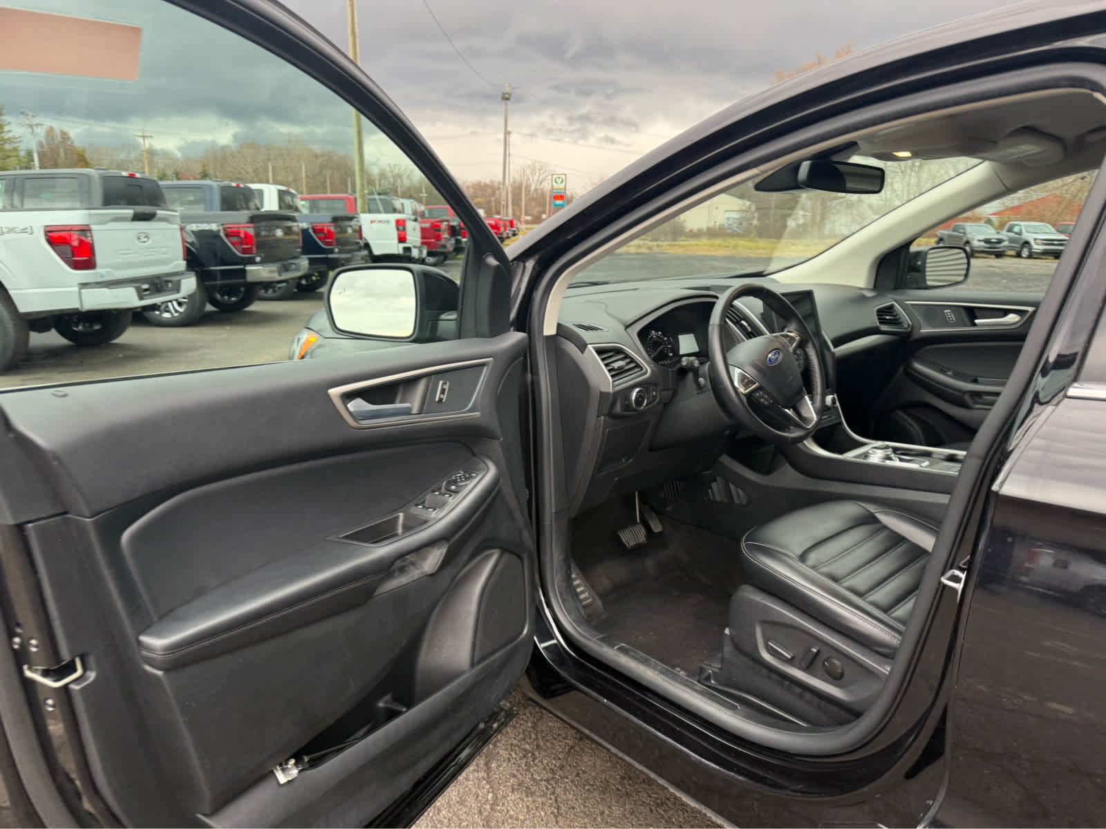 2024 Ford Edge SEL - Agate Black Metallic exterior view 6